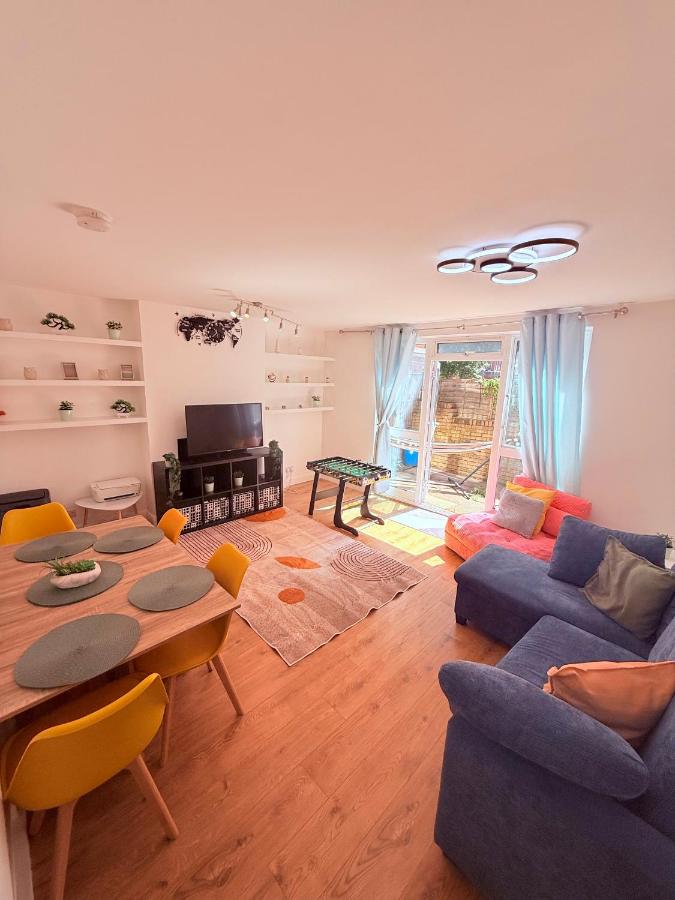 High Quality 3 BED FLAT for 9 people with 3 Bathrooms 3min from Camden Town plus private garden and huge living room - Chambres d'hôtes Londres