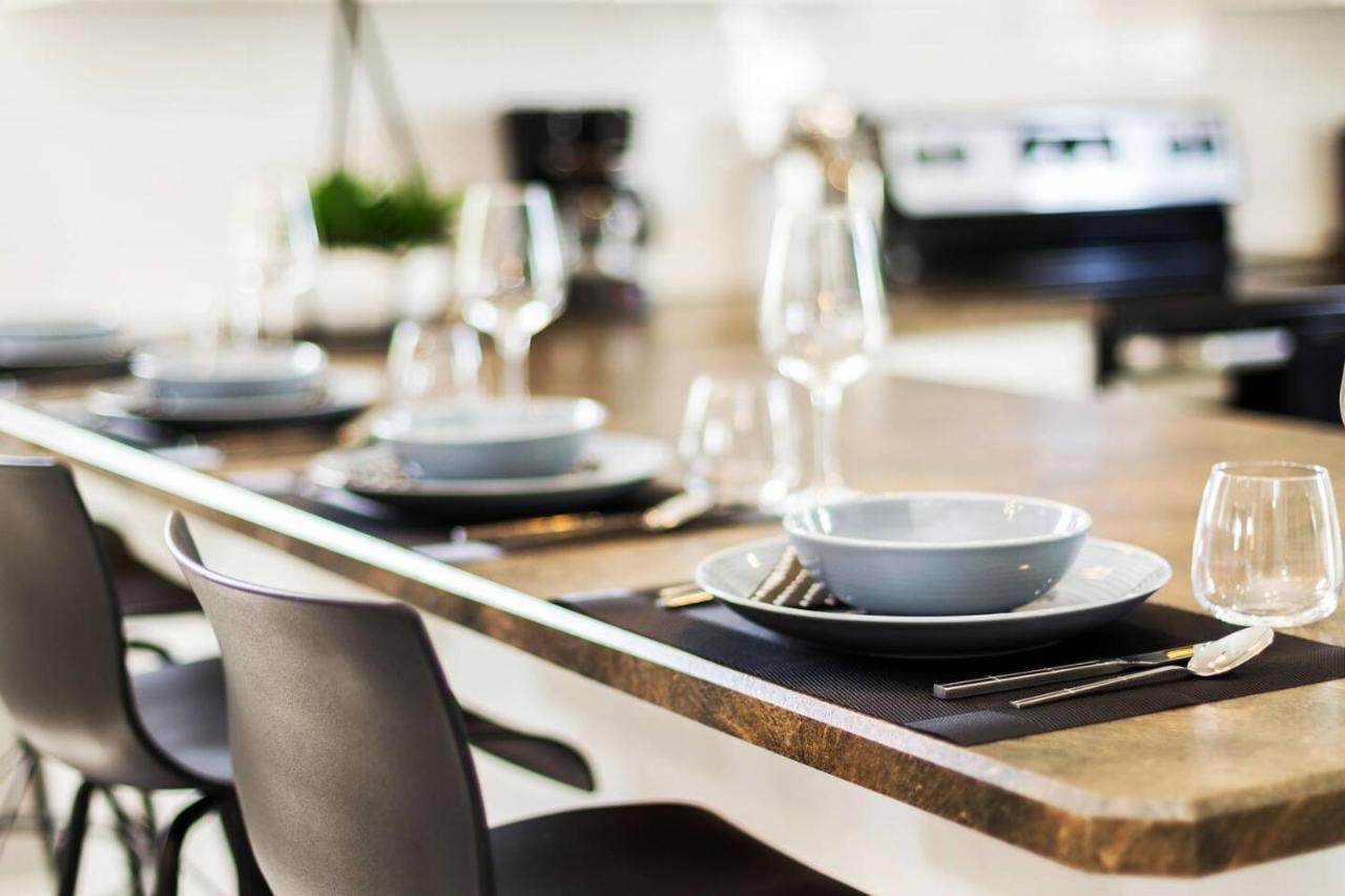 Executive Home - Long Stays - Garage - WiFi & NFLX - B&B Edmonton