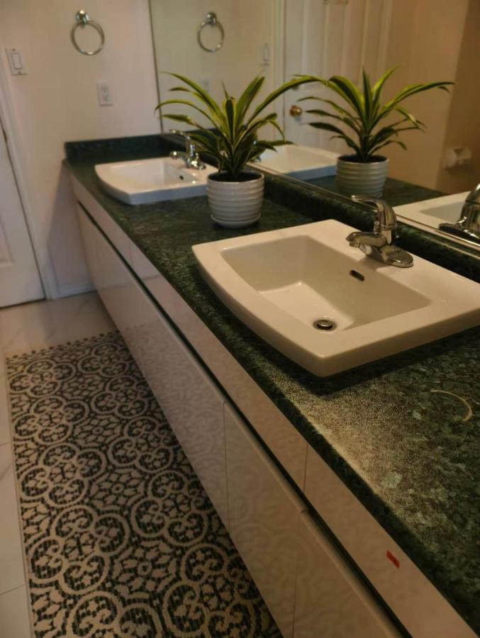 Cozy Room With King-sized Bed - Ferienwohnung Richmond