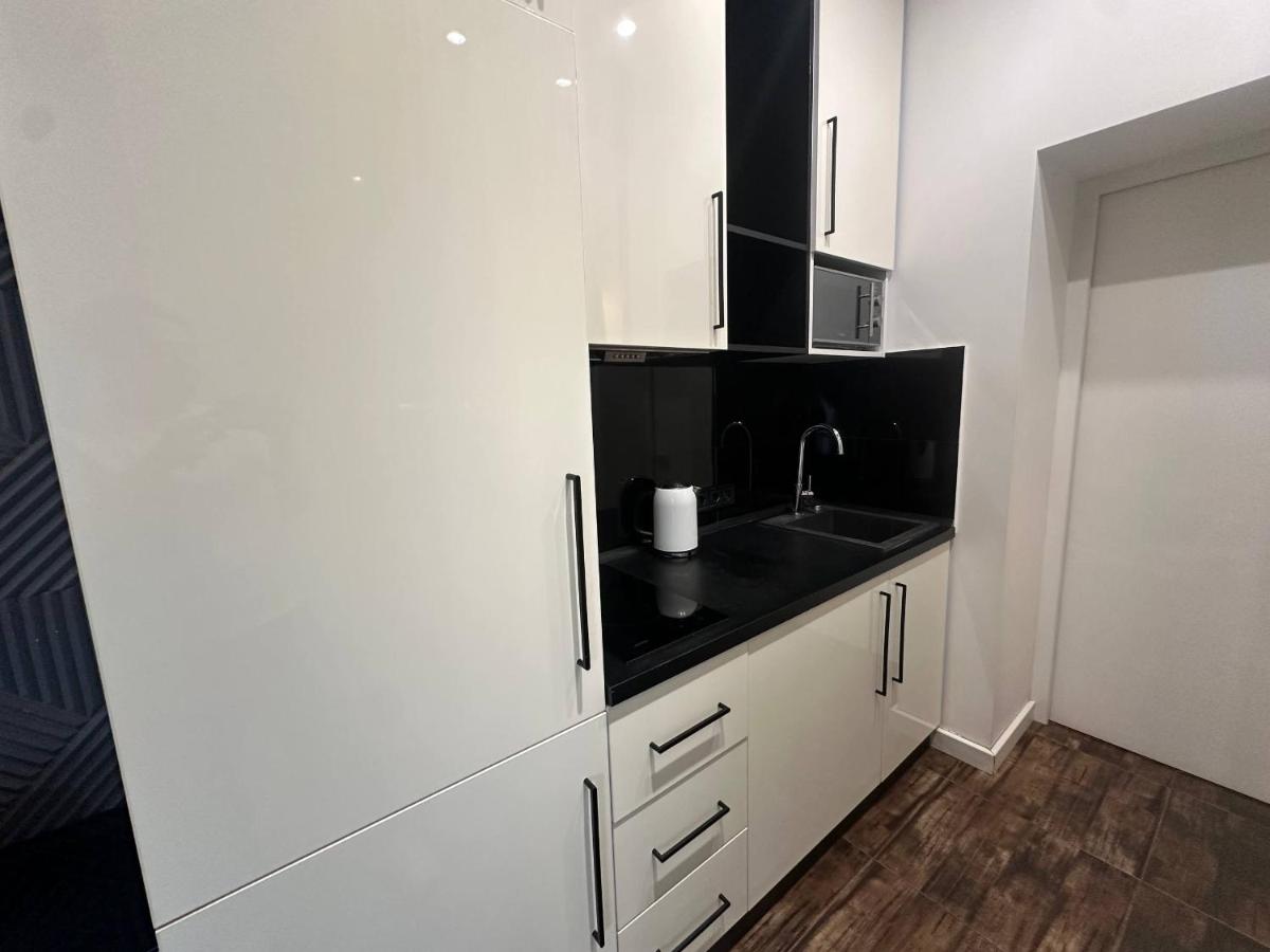 Black&White Apartments by Key&Stay - Bed and Breakfast Lviv