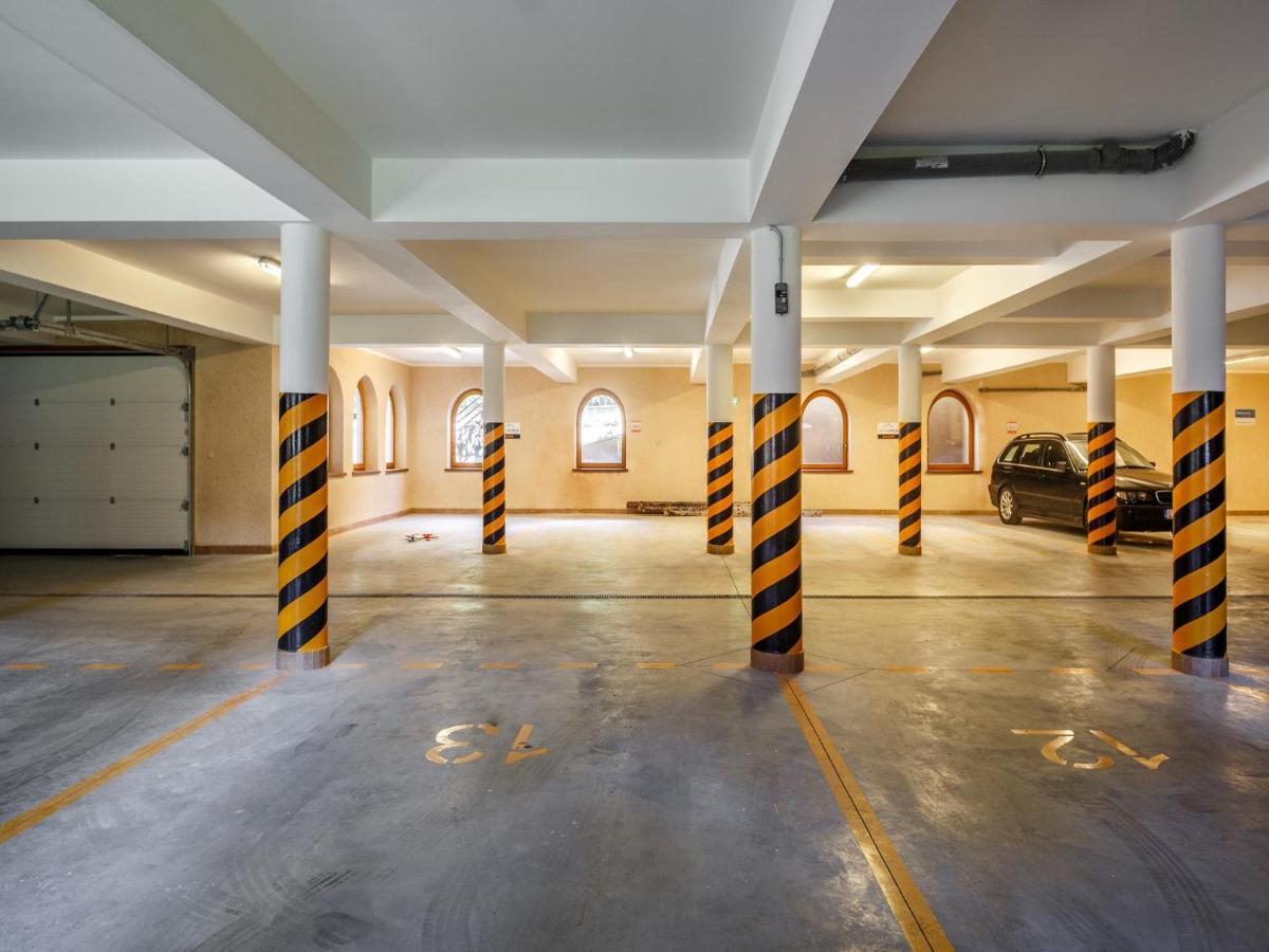 Deluxe One-Bedroom Apartment with Terrace 6B