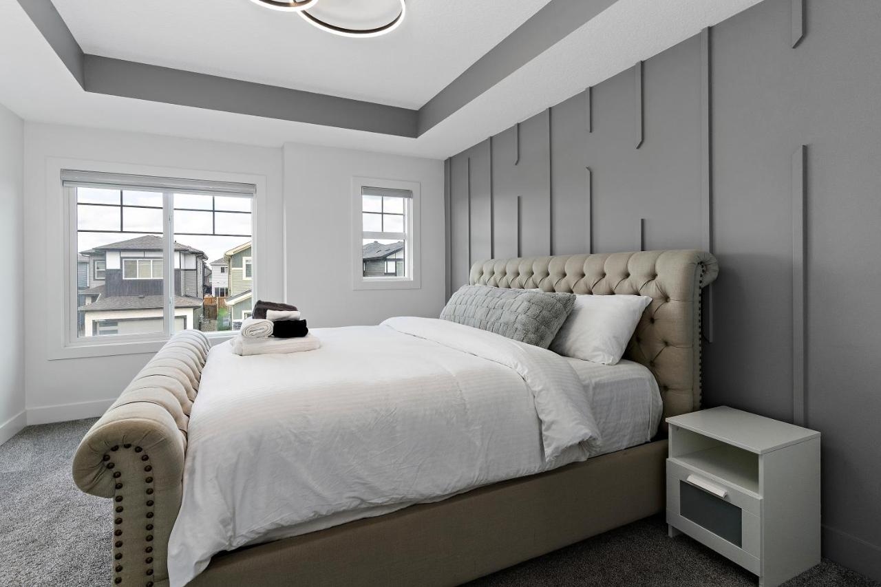 The Happy place - Luxurious, Cozy and Modern Home with 4 bedroom Air-condition, Netflix, Free Parking close to Airport and West Edmonton Mall - Chambres d'hôtes Edmonton