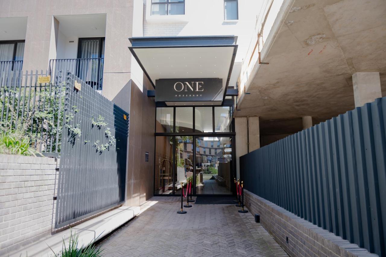Secure Rosebank Apartment-back up power and fast wifi - Bed and Breakfast Johannesburg