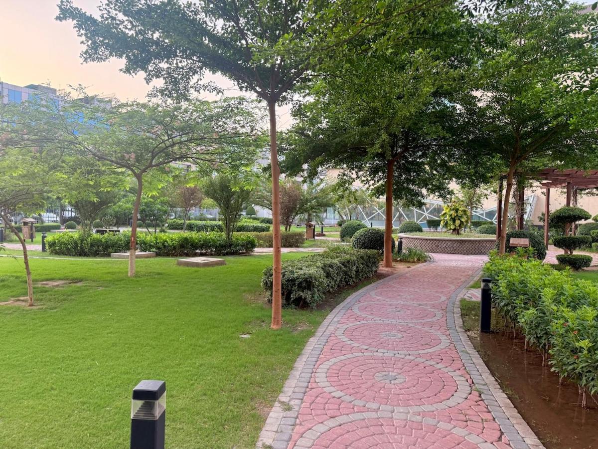 3 Bedroom Royale Family Suite Apartment in PentaSquare DHA 5 - Chambres d'hôtes Lahore