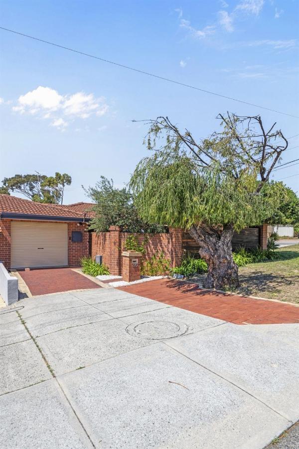 Walk to Scarborough Beach Villa Brisa Sleeps 5 - B&B Perth