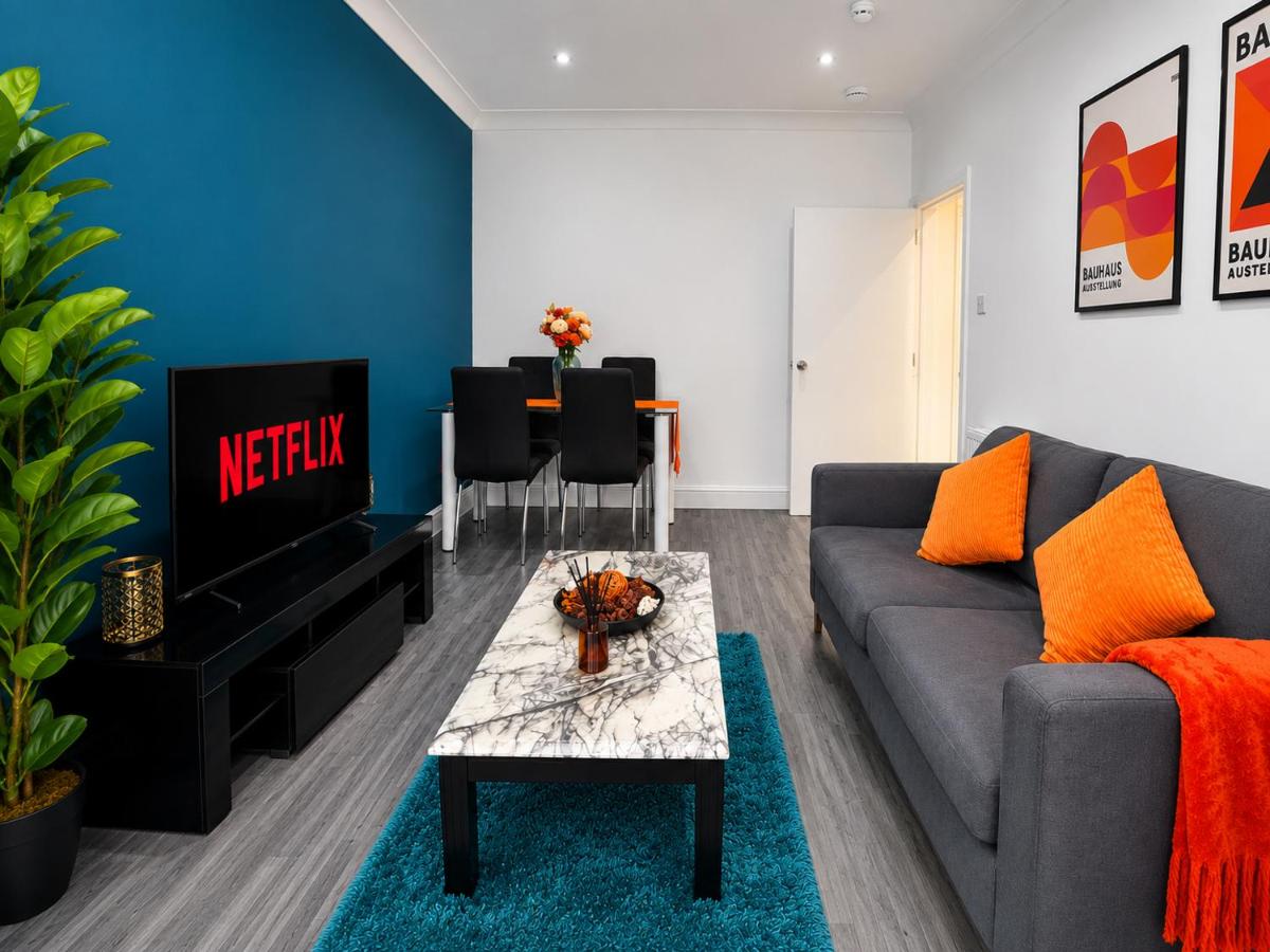 4 Bed Home Near Legoland Sleeps 8 with Parking - Ferienwohnung Windsor