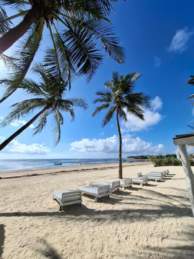 Beachfront Palm Haven 2BR Apt Pools Beach Access - B&B Malindi