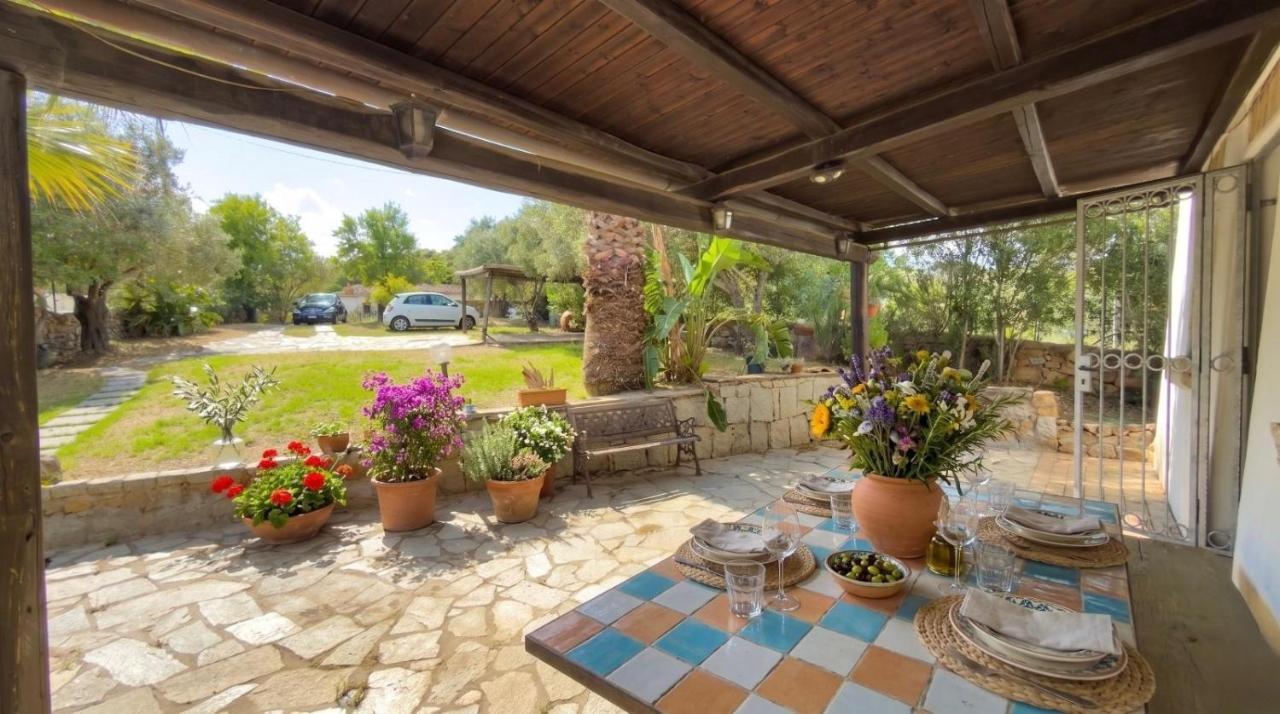 Villa Degli Ulivi with Garden Porto San Paolo - B&B Laerru