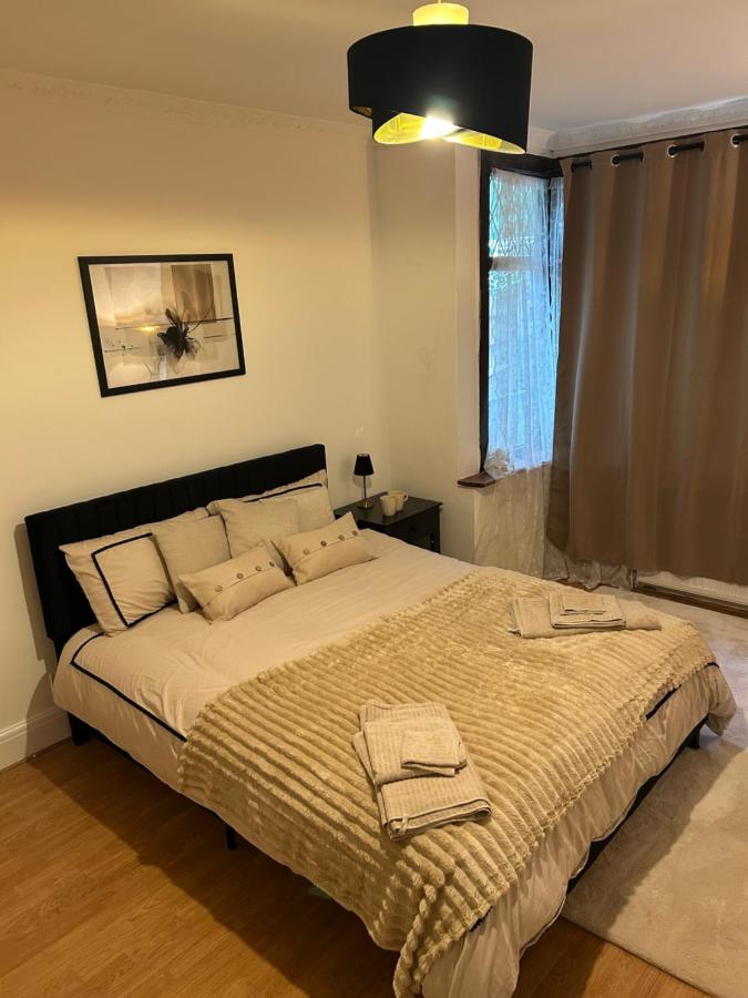 Habitación con cama extragrande.