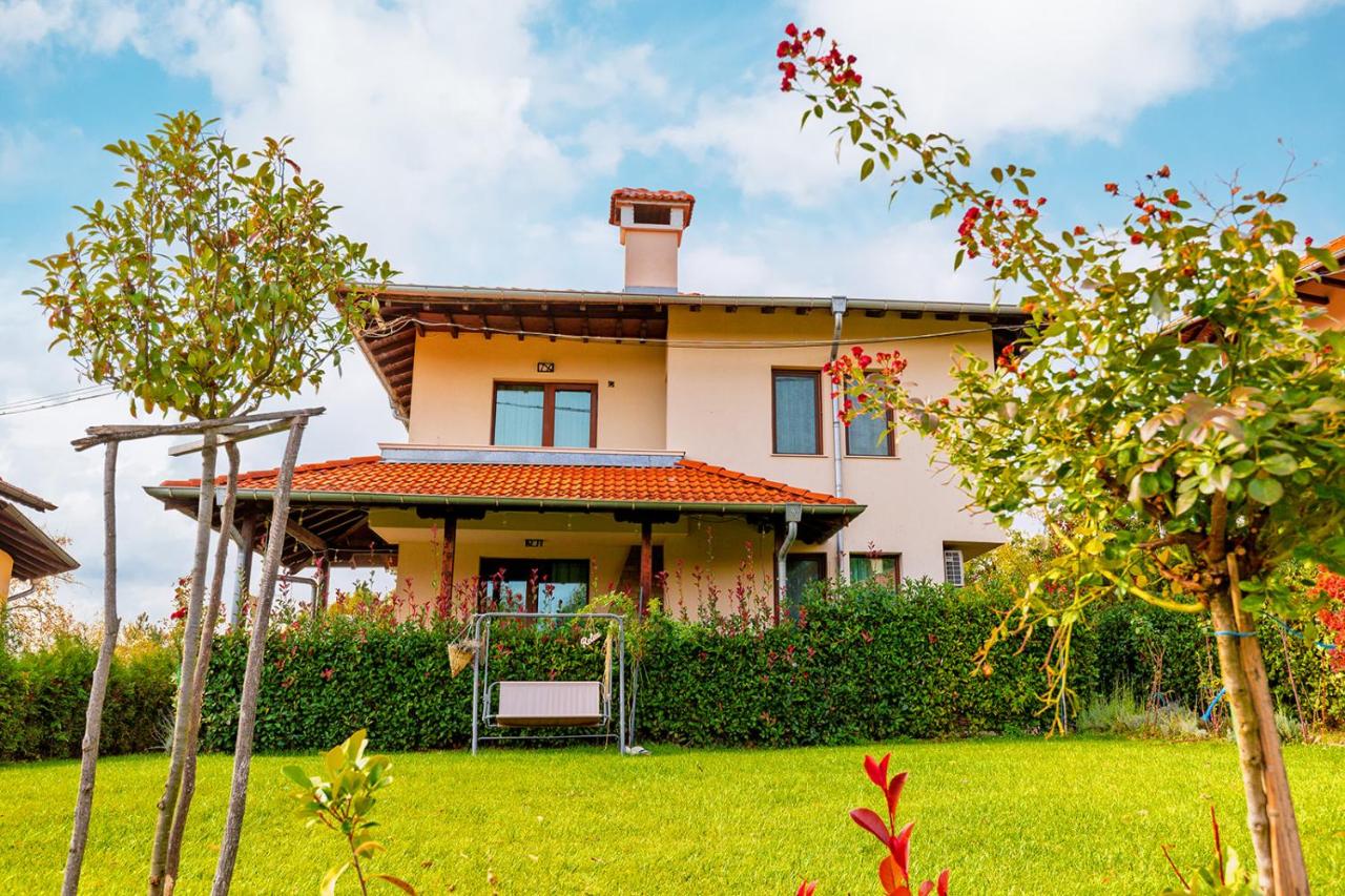 Вила Лотос - B&B Lakarevo