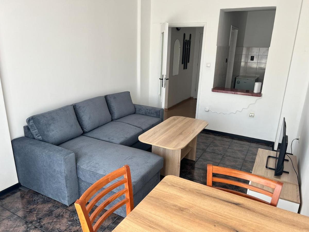 Sunny 1BR Apartment with Free street Parking - Chambres d'hôtes Plovdiv
