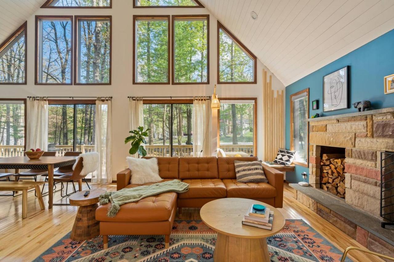 A-Frame Hot Tub Hike Firepit Design - Chambres d'hôtes East Stroudsburg