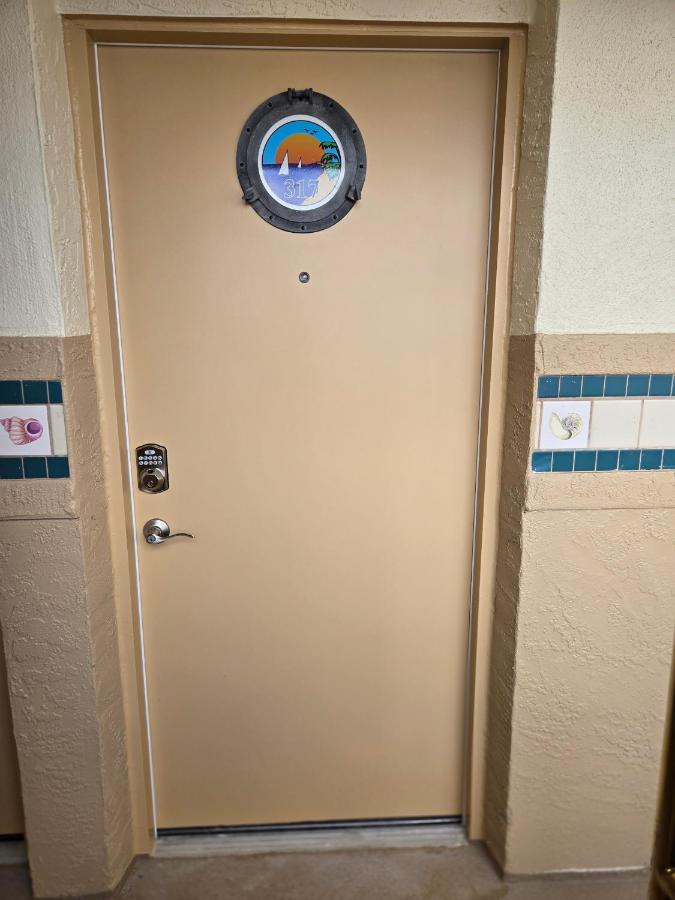 Daytona Studio Heated Pool & Ocean Views - Chambres d'hôtes Daytona Beach