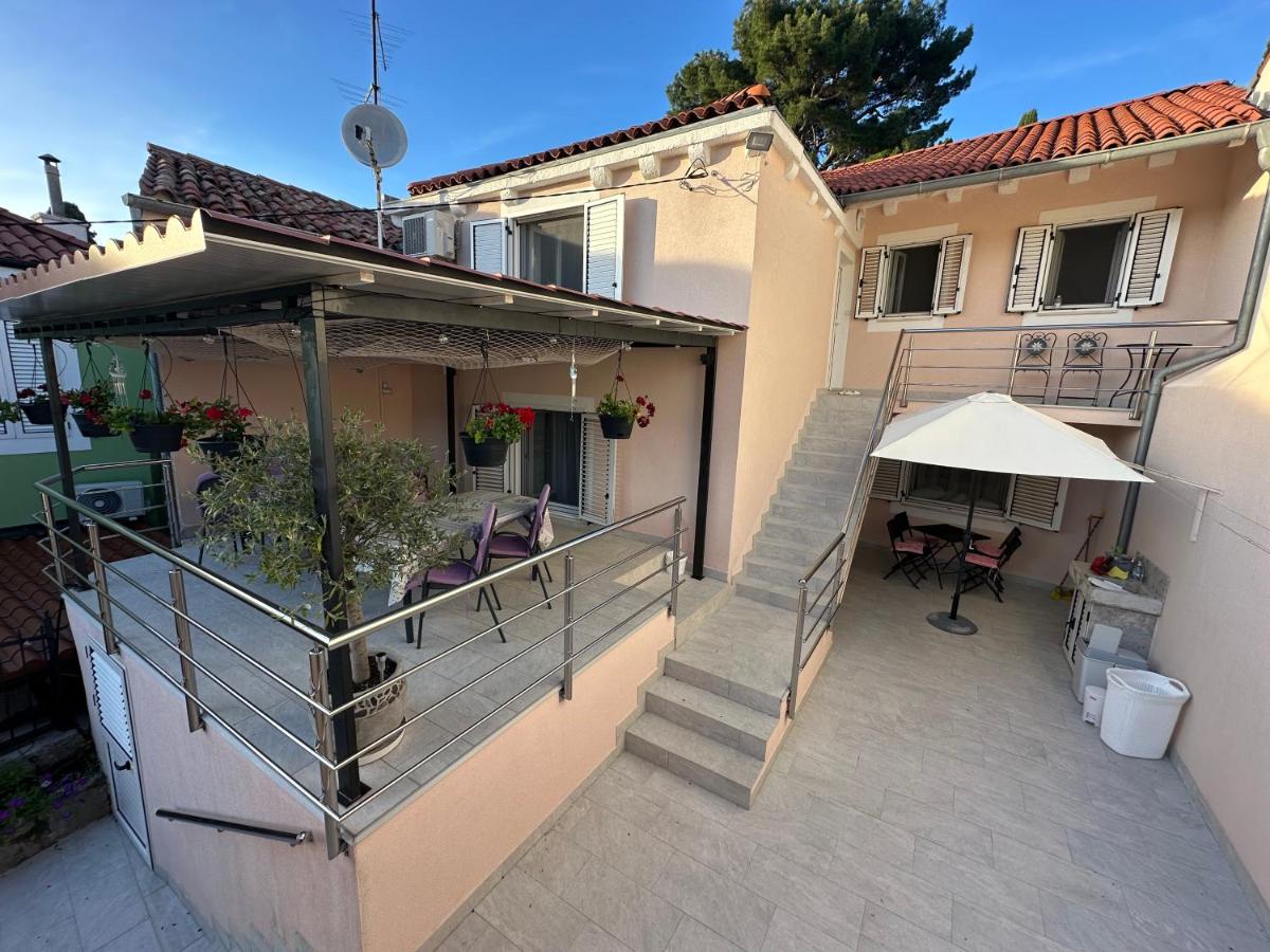 Apartments Ljubica - quiet location, free parking, terrace, 7 min from Rovenska Beach - B&B Veli Losinj