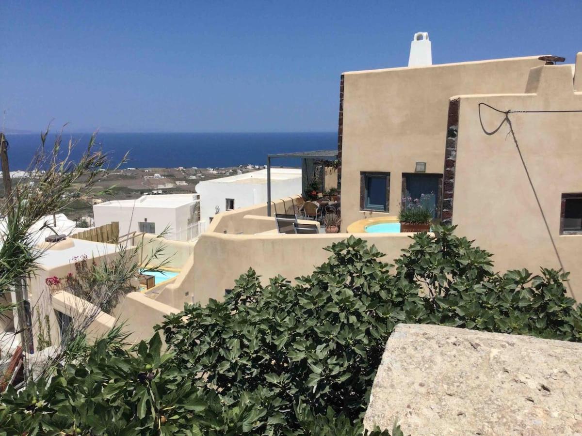 Casa Itaca luxury apartments with private jacuzzi and sea view in Foinikia - Oia - Chambres d'hôtes Foinikiá