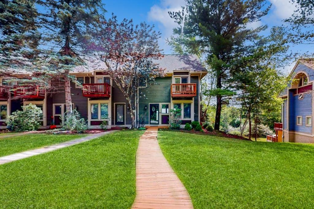 Snug 4BR Townhouse - SKI IN SKI OUT - McHenry - B&B McHenry