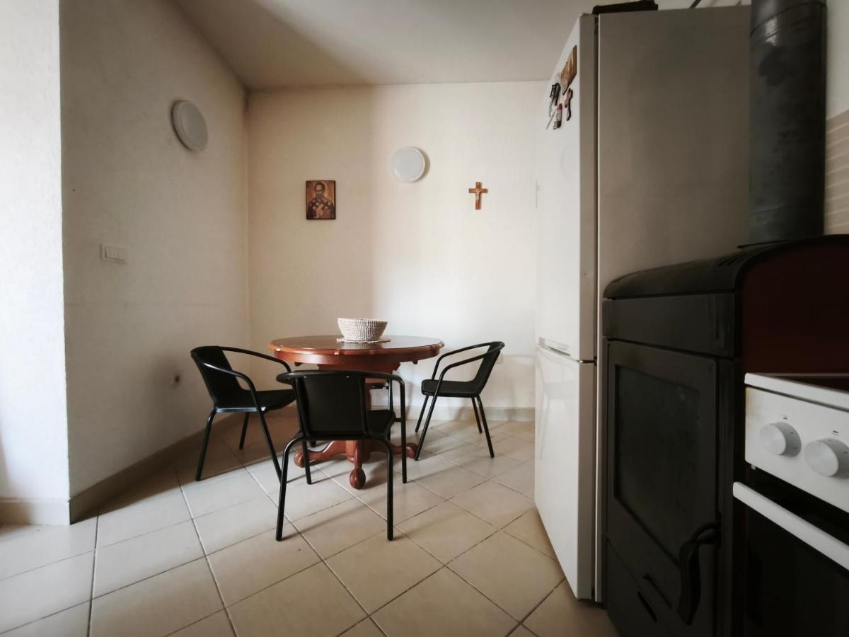 Spacious City Center Apartment for 6 - Steps from Hilton & Republic Square - B&B Podgorica