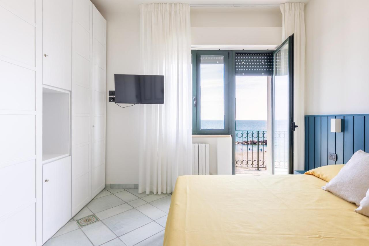 Doppelzimmer mit Balkon und Meerblick