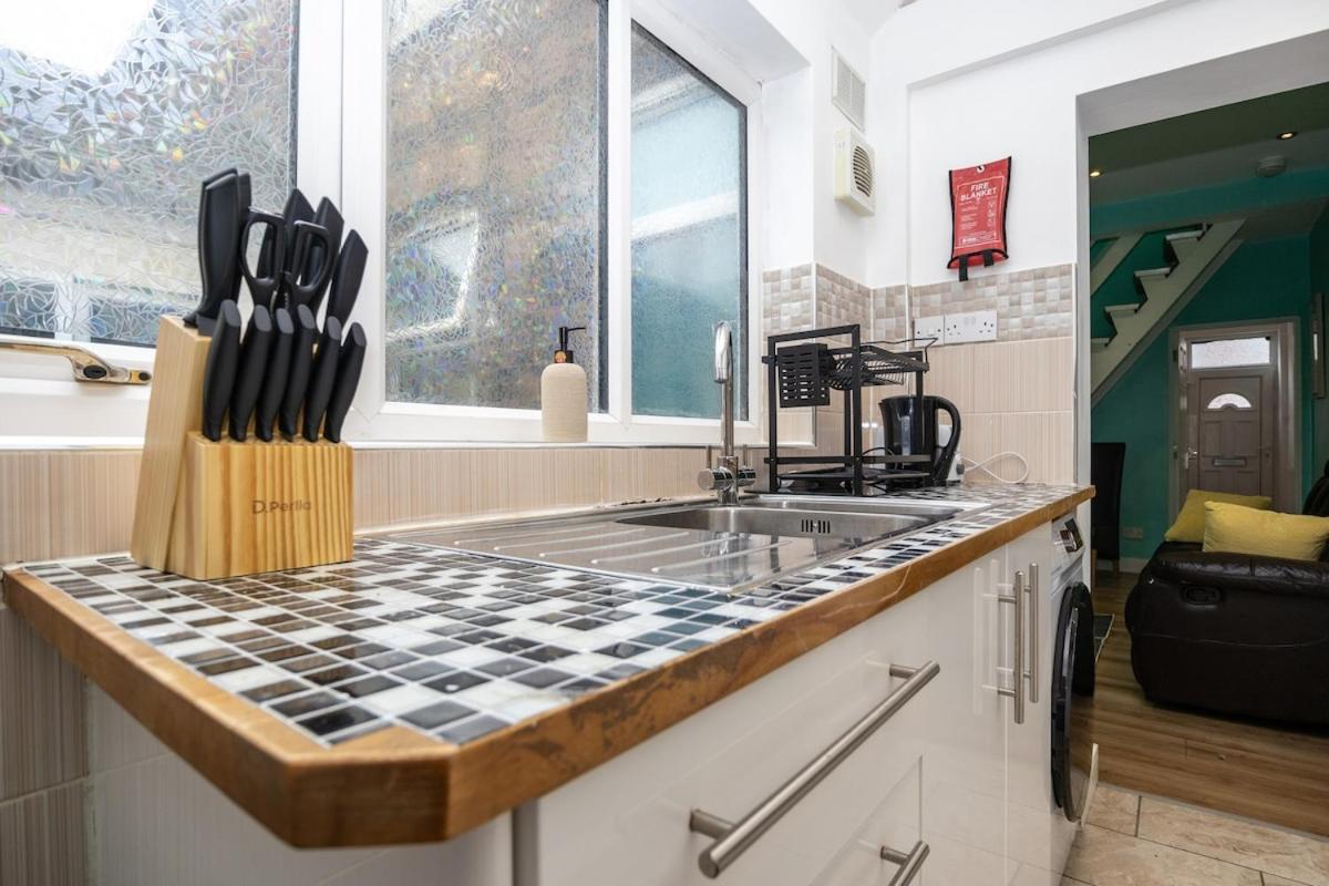 2Bd Mid Terrace Close To Station - B&B Stoke-on-Trent