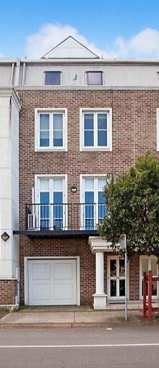 Newcastle Wharfside Retreat - City, Harbour and Beach Stay - B&B Newcastle