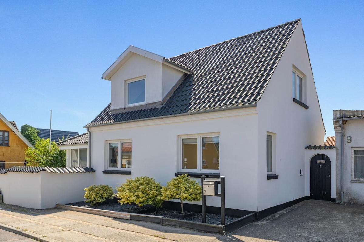 Newly renovated house close to the ferry, downtown, and the beach - Chambres d'hôtes Frederikshavn