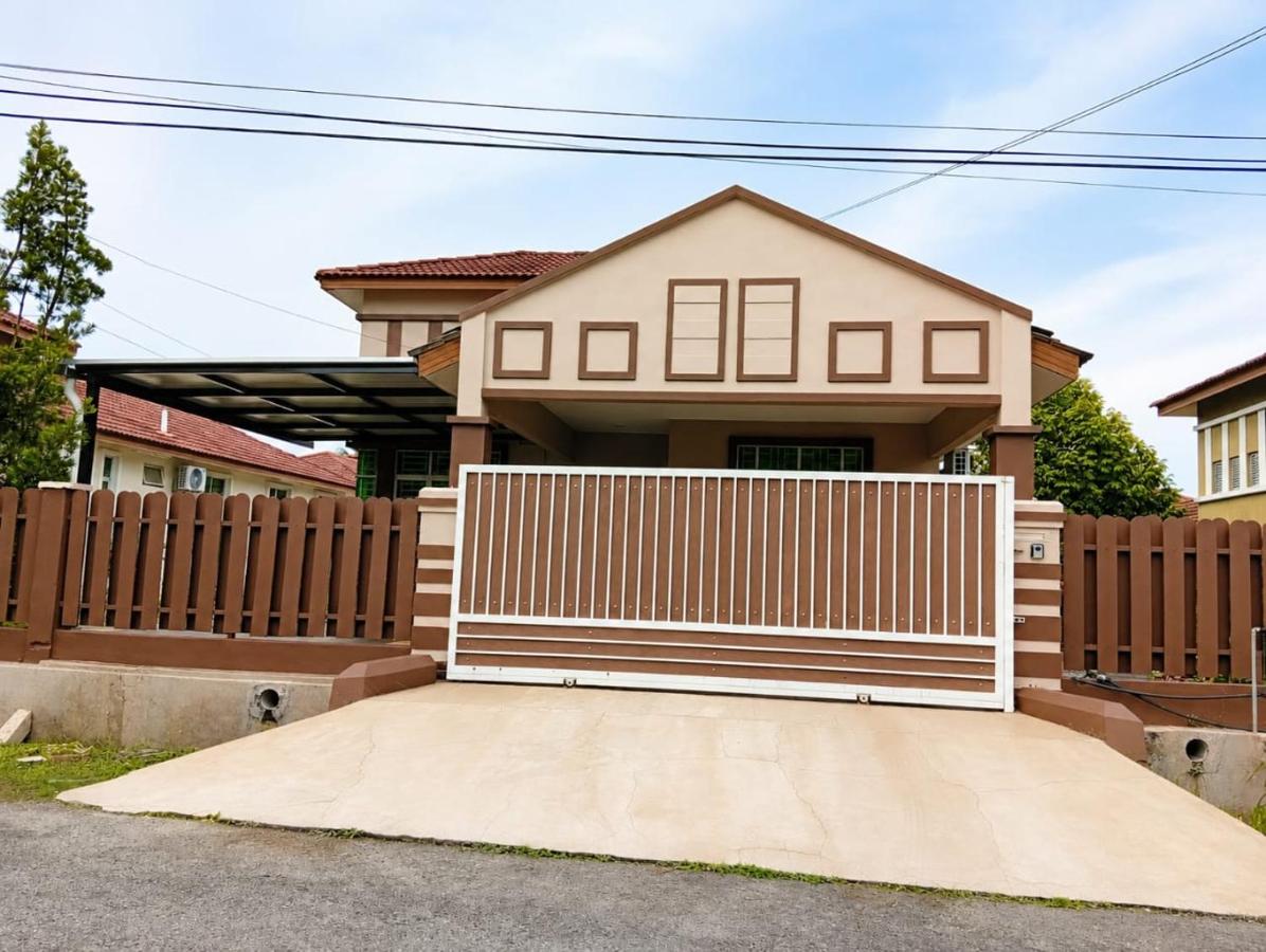 Family Retreat w Kid Pool, BBQ Games Sleeps 10pax Melaka - Chambres d'hôtes Kampung Beringin