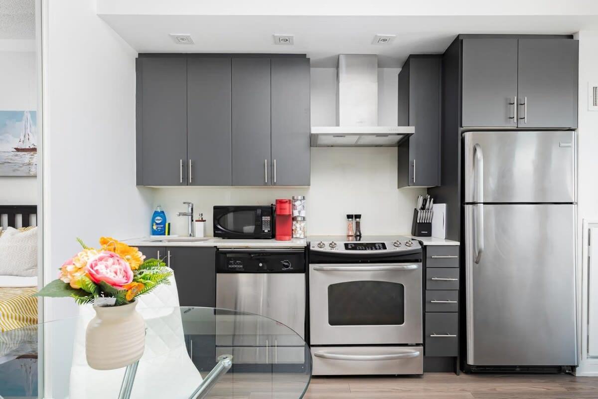 Trendy 1BR Condo Steps to Toronto Waterfront - B&B Toronto