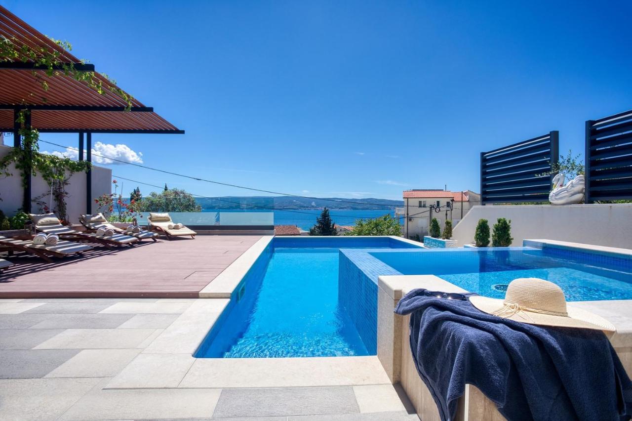 LUXURY VILLA PARADISE 120m from sandy beach, heated pool, billiard, max 12 pax - B&B Duće