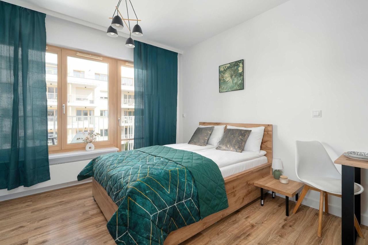 Charming Studio in Poznań with Balcony Close to City Attractions by Noclegi Renters - Chambres d'hôtes Poznan