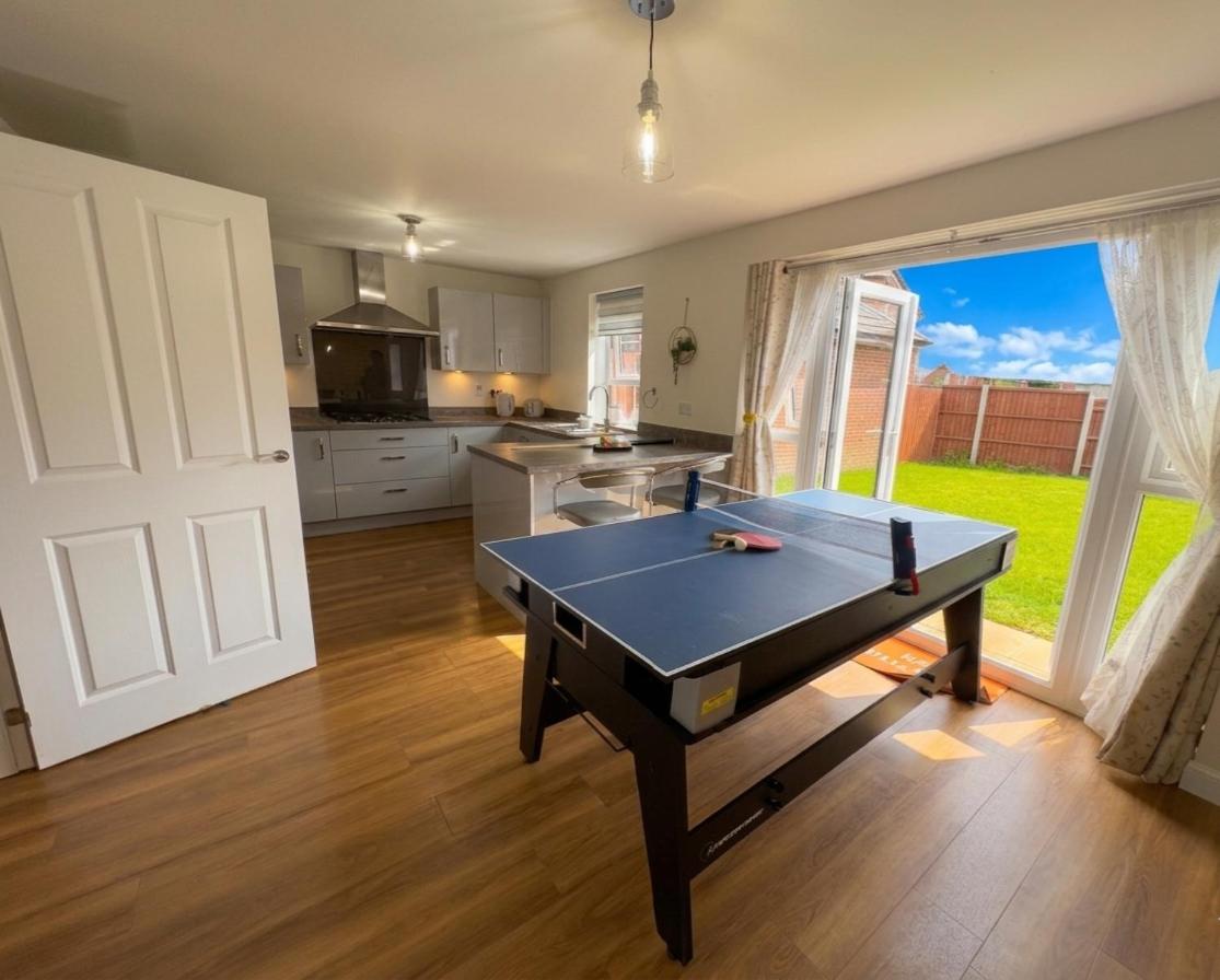 Spacious 6 BR-3 Baths-EV Charger and Free Parking-CV22-Warwickshire-Groups-Families-Contractors-Pets Welcome-By The Home Makers Hub - Ferienwohnung Rugby