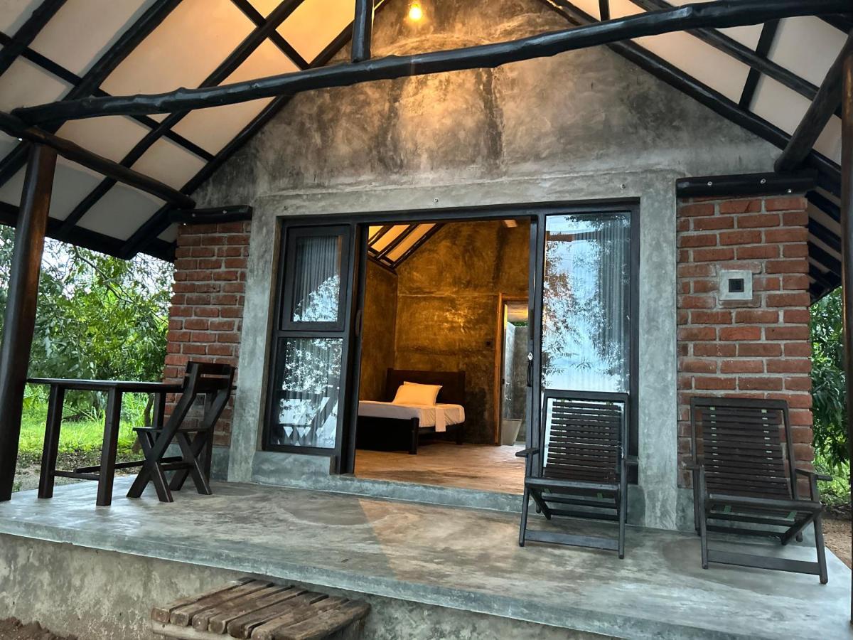 Aji fruit farm cottage peaceful lakeside farm stay with sunrise views 04 - B&B Embilipitiya