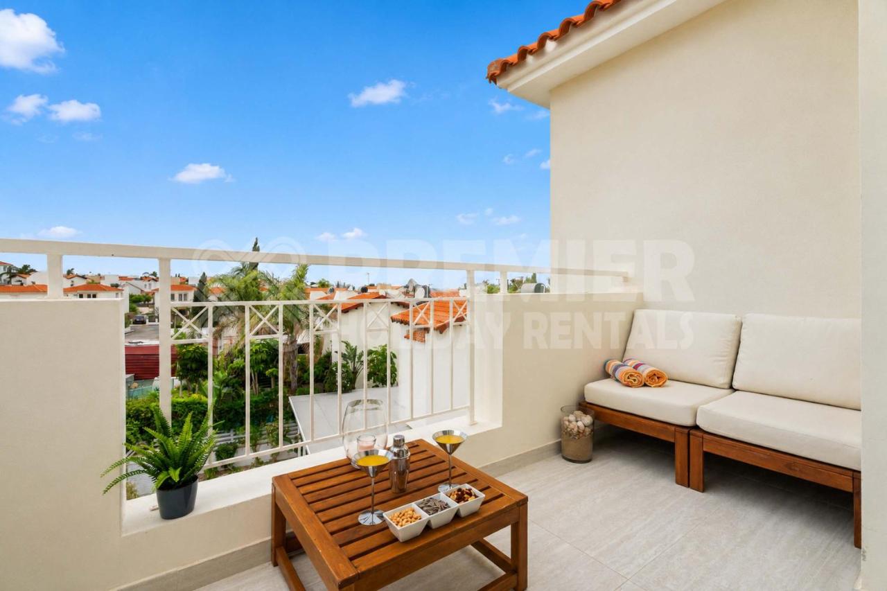 2BR Apartment with Pool - El Breeze by Premier - B&B Paralímni