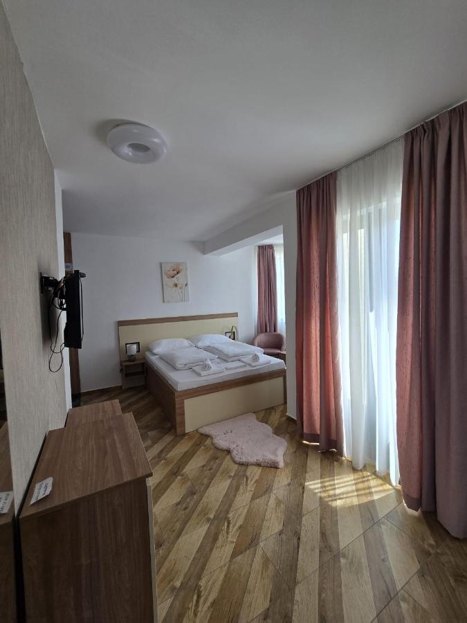 Vila La Familia - Bed and Breakfast Budžak