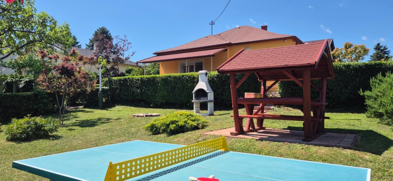 Bazsarózsa Apartmanok Csopak - Bed and Breakfast Csopak