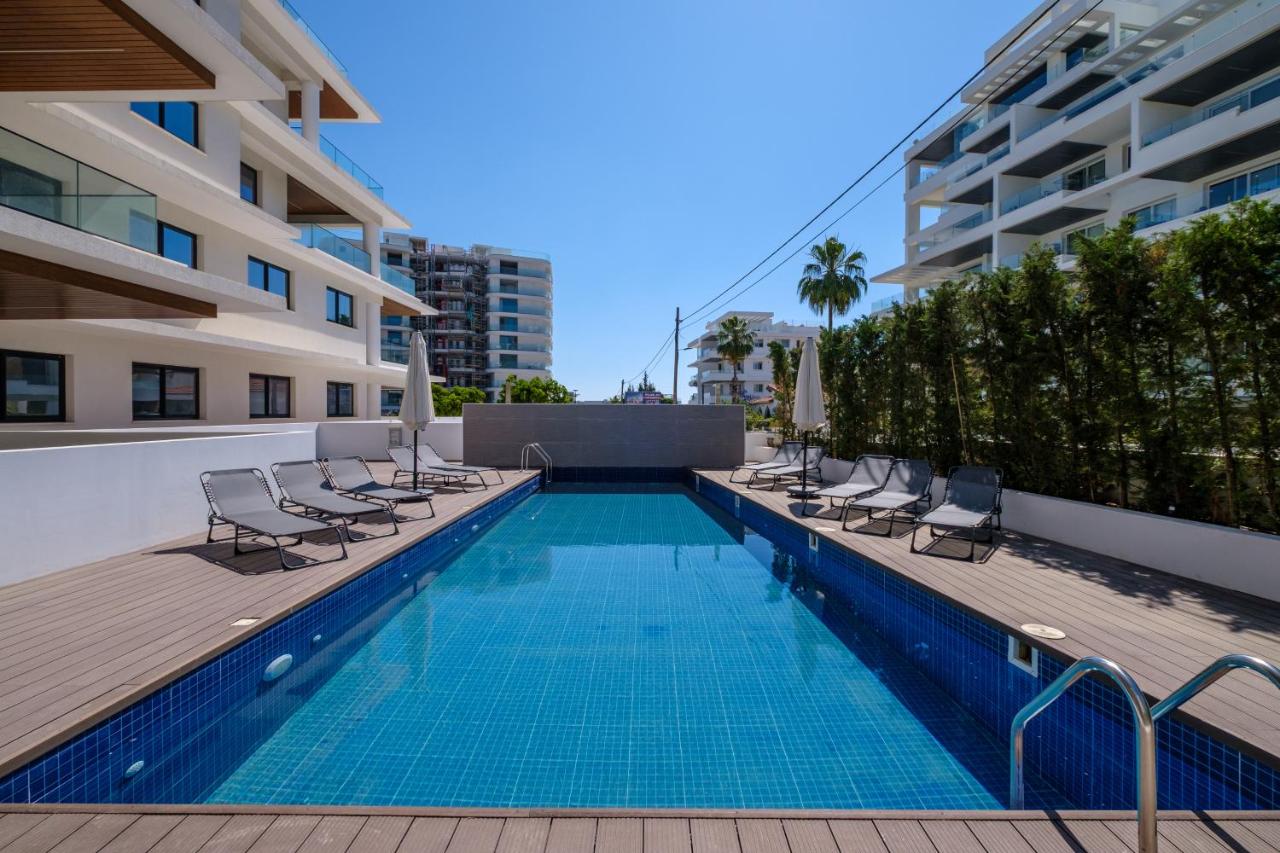 The Mackenzie Azure Suite 2BR near Beach & Pool - B&B Lárnaca