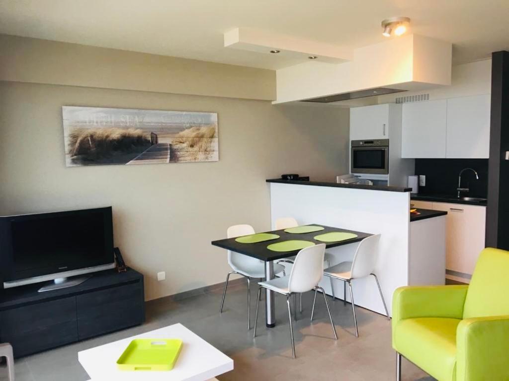 Modern, fully renovated studio with breathtaking sea views on the promenade in Westende - Chambres d'hôtes Middelkerke