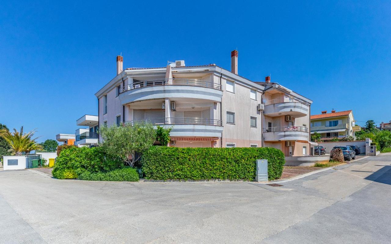Sunshine Apartment Medulin , seafront terrace, free parking & pet friendly - B&B Medulin