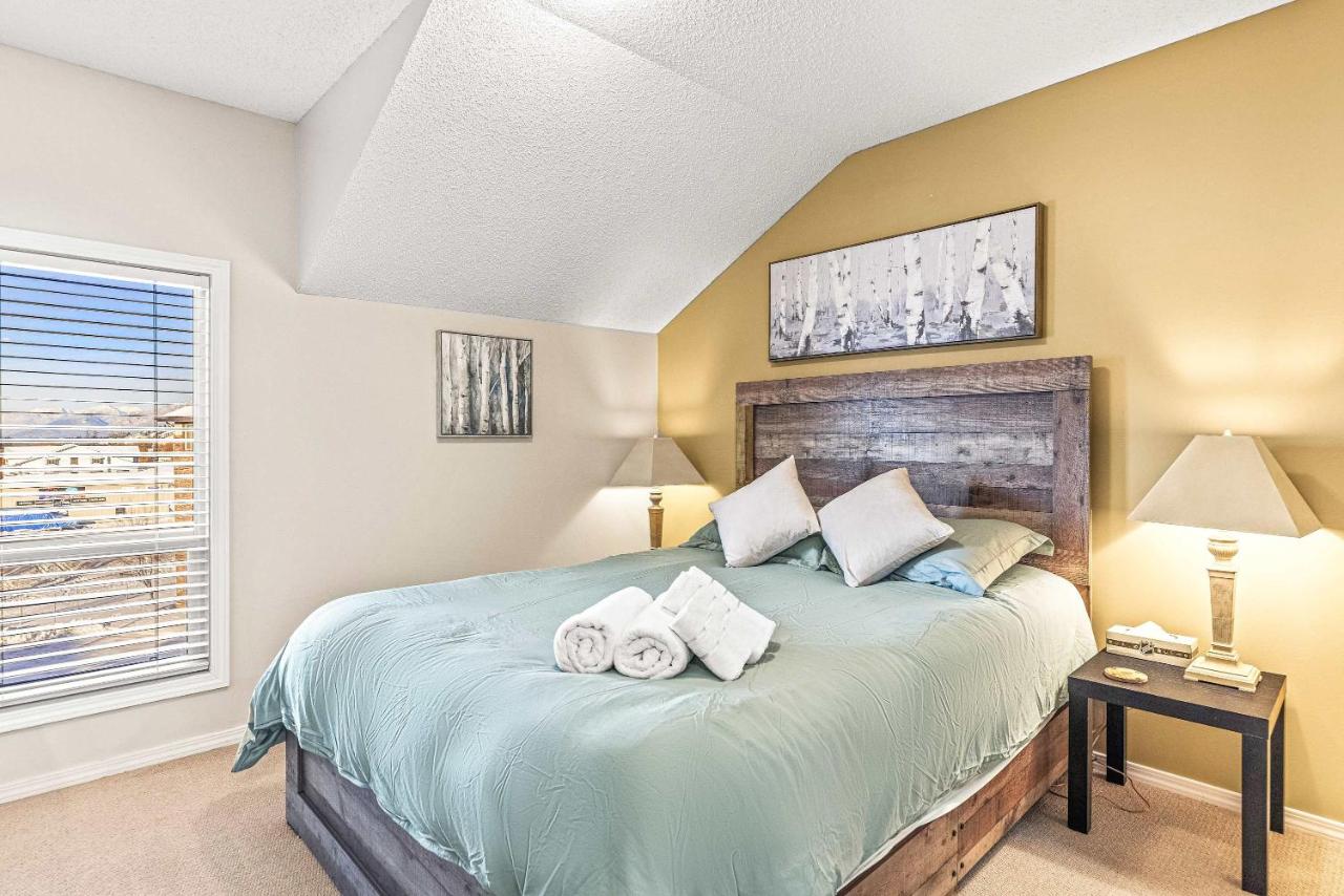 Ridgeview Retreat 2BR Den with Hot Tub Sleeps 7 - B&B Invermere