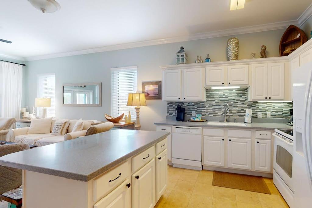 Dream escape with beach access pool bikes screened patio - B&B Santa Rosa Beach