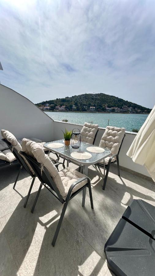 Erna Seaside Apartments Tisno - Chambres d'hôtes Tisno