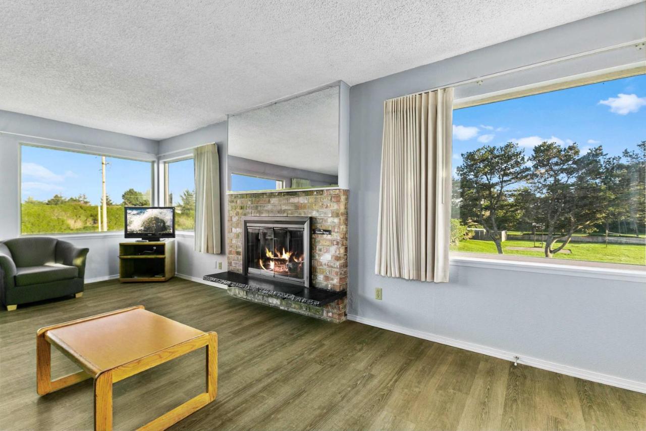 2-Bedroom Condo with King Bed and Fireplace - Pool Hot Tub and Game Room Access - B&B Ocean Shores