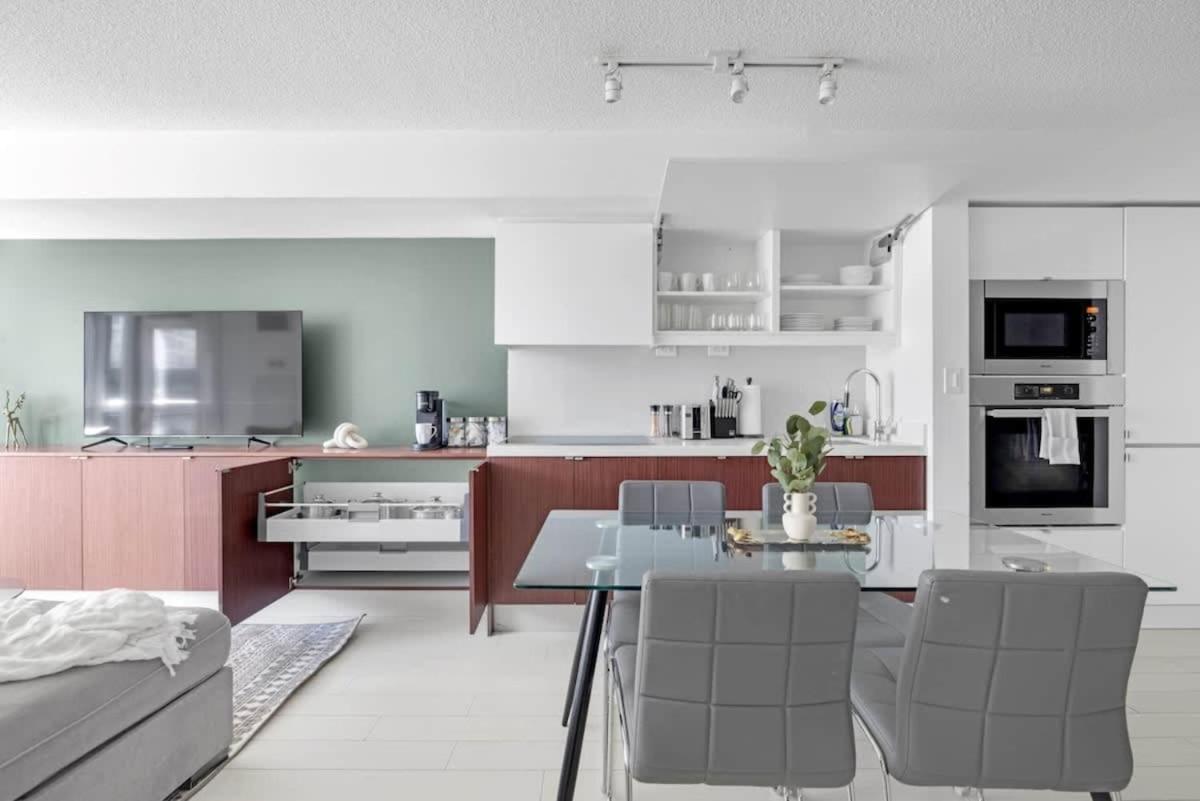 Modern 2BR Waterfront Retreat City Views - B&B Toronto