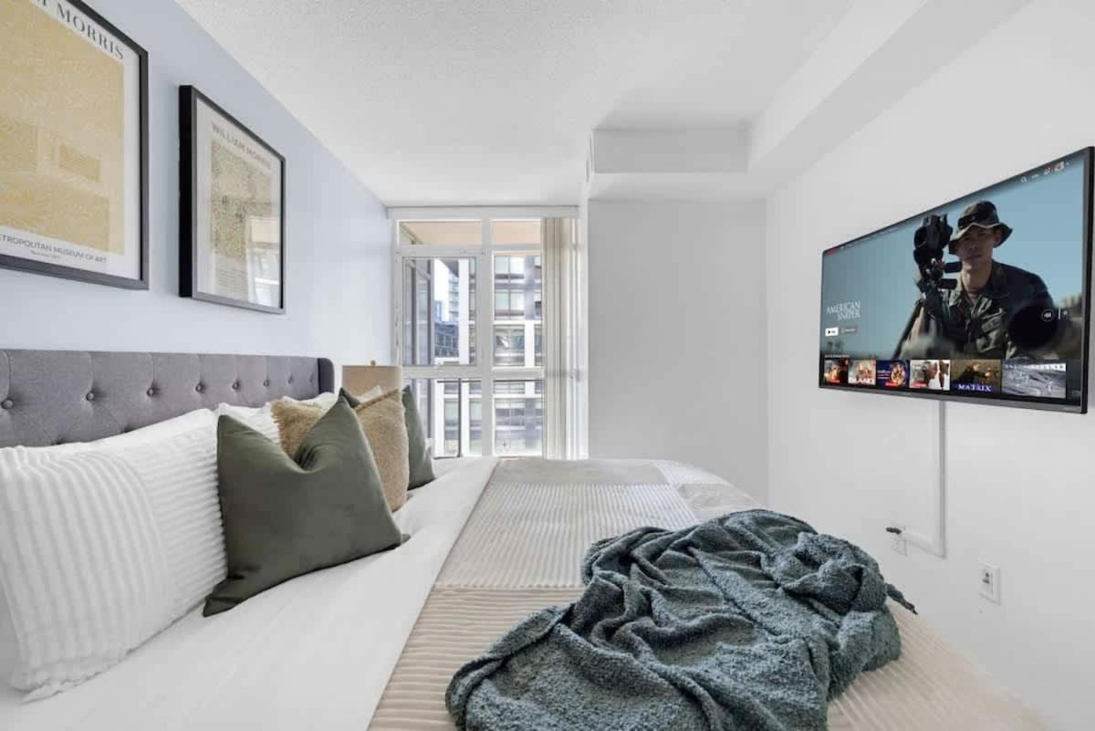 Modern 2BR Waterfront Retreat City Views - B&B Toronto