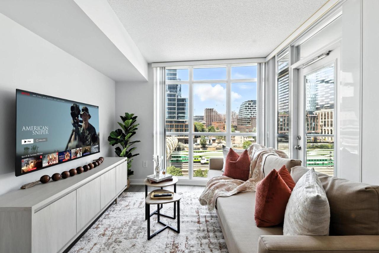 Sunlit 2BR Condo by the Waterfront - Ferienwohnung Toronto