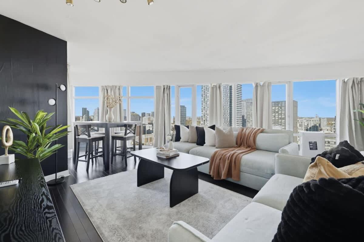 Chic Metropolitan Suite Skyline Vistas & Parking - B&B Toronto