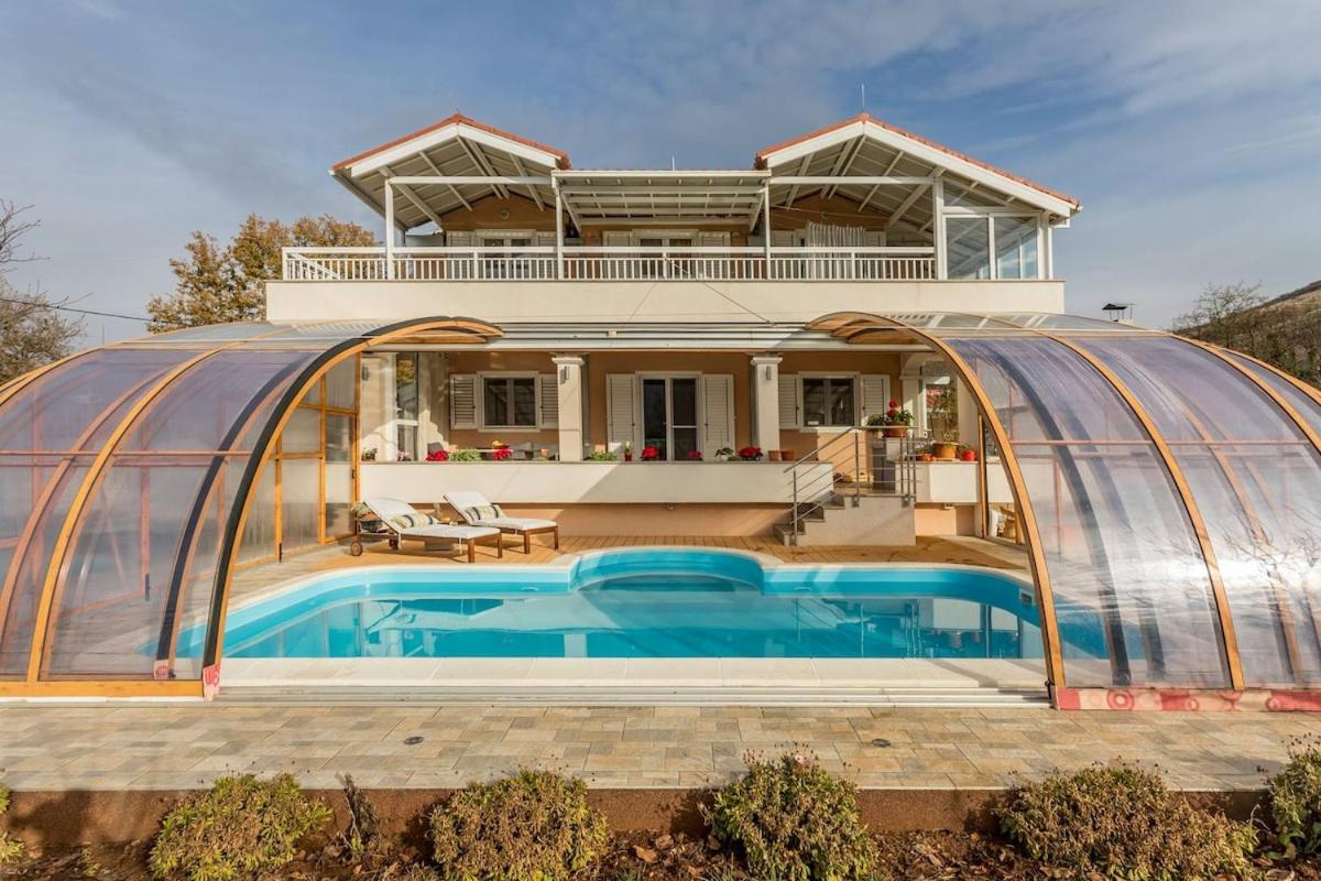 Villa Maria with a pool and tennis court - Chambres d'hôtes Dugopolje
