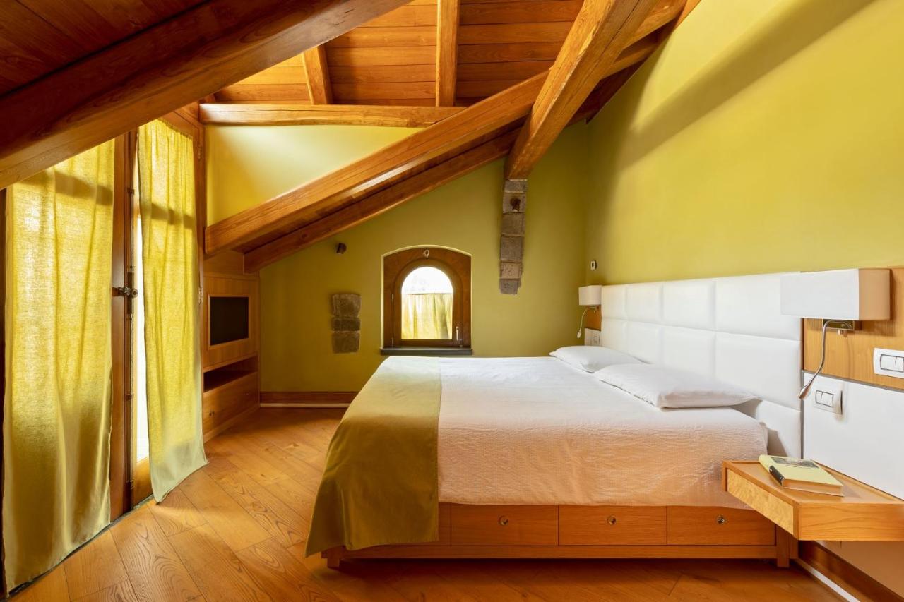 Habitación con cama extragrande y vistas a la montaña