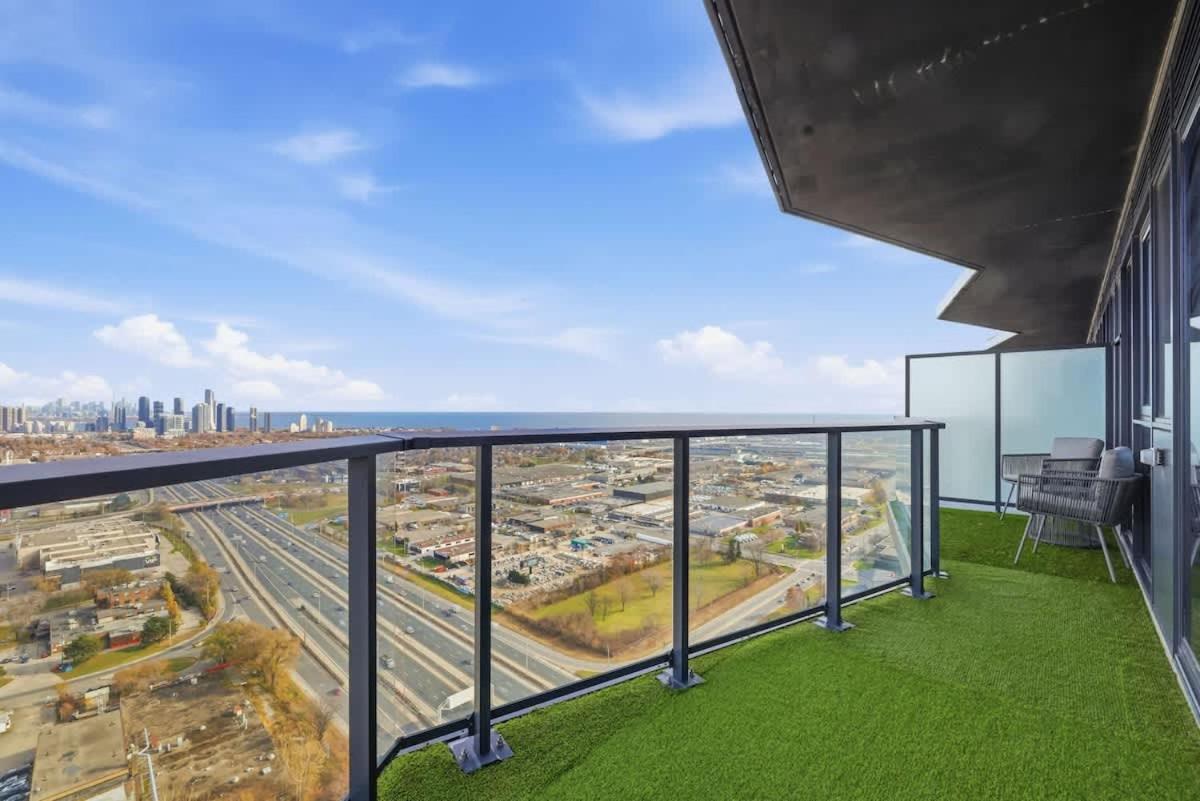 Sleek 2BR Toronto Condo Patio & Free Parking - B&B Toronto