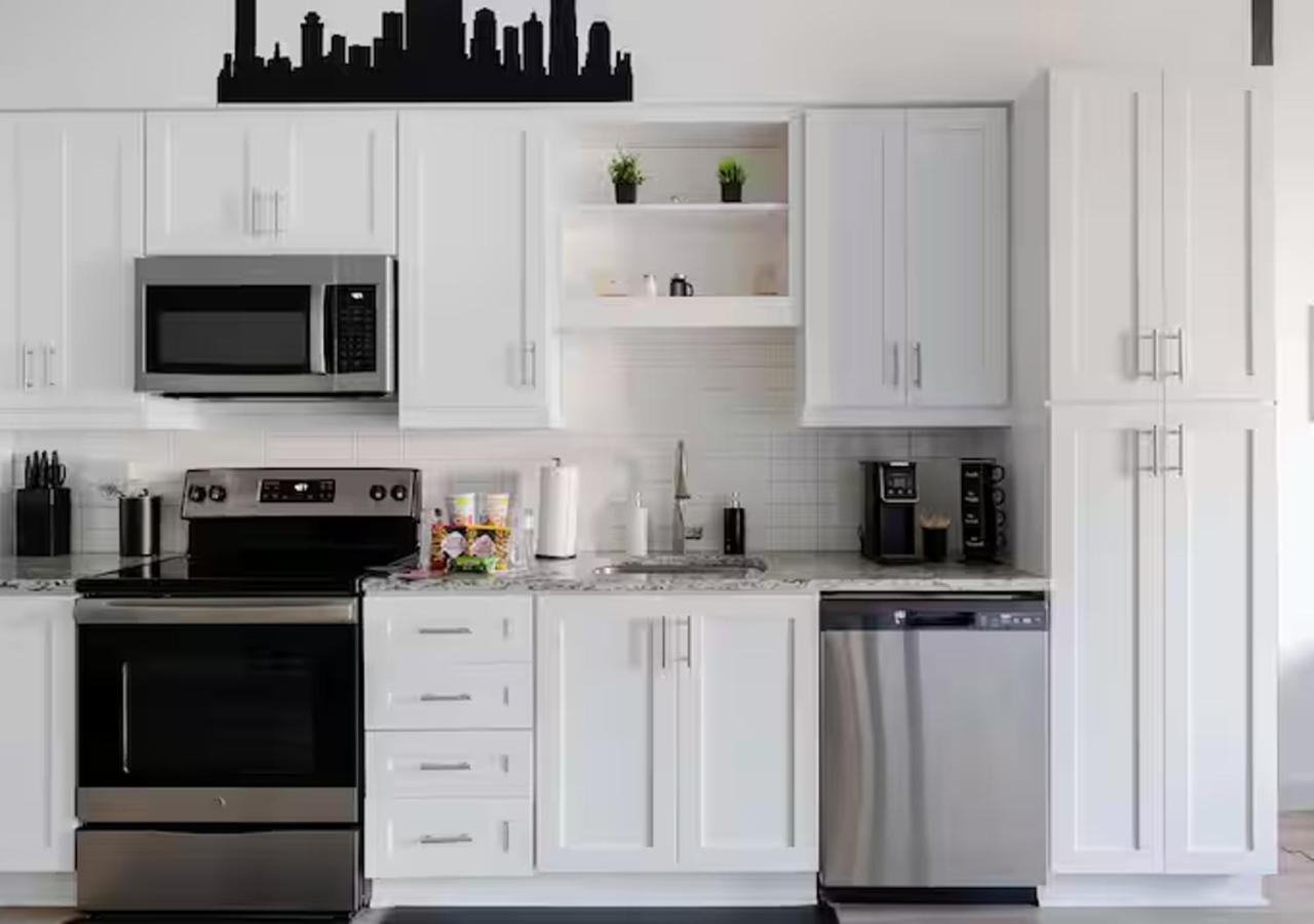 Downtown Nashville Walk to Broadway Pool, Private Balcony, FREE parking! - Chambres d'hôtes Nashville