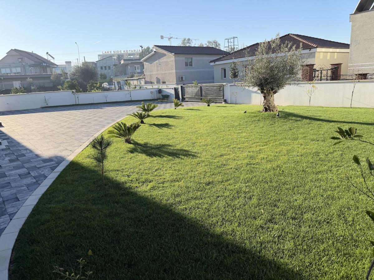 Luxury Pool Villa Paskuqan - Lakeside - Chambres d'hôtes Tirana